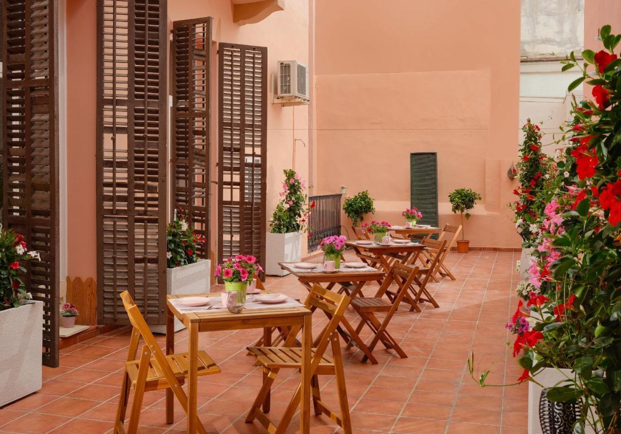 Antonios Hostal Sitges Exterior photo
